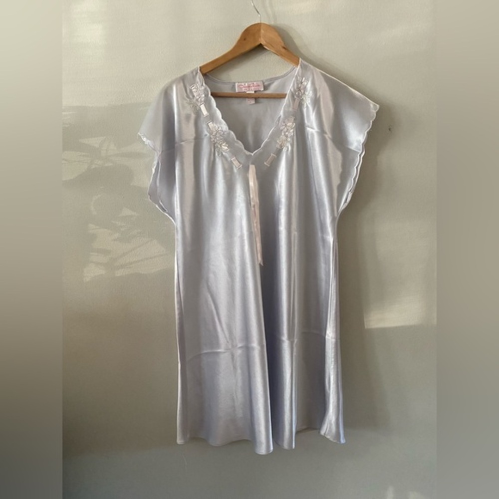 Oscar de la Renta Nightgown size L pristine spotless looks new condition